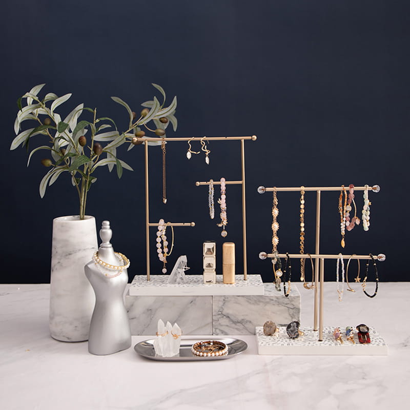 رف تخزين المجوهرات مع قاعدة